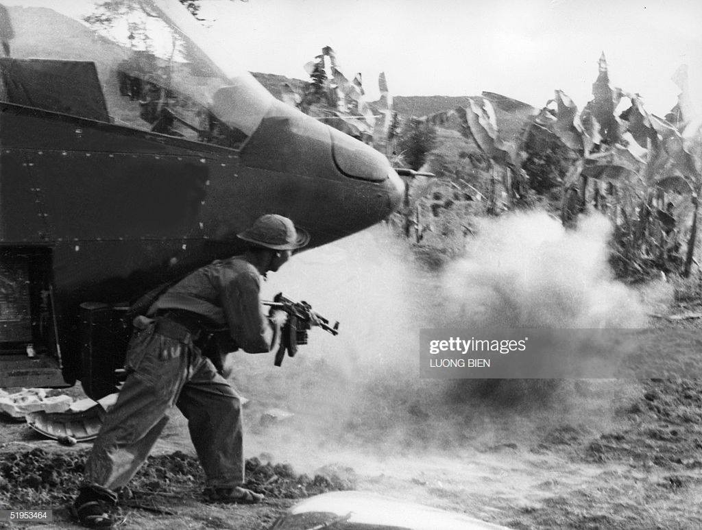 Do đó, có rất ít khả năng sau ngày 30/4/1975 chúng ta thu giữ được chiếc AH-1 Cobra nào. Cũng có thể, bộ đội ta từng “chạm tay” vào AH-1 nhưng là trong một số trận đánh thẳng vào căn cứ có “rắn hổ mang” và không có điều kiện thu giữ lại. Trong ảnh, một chiến sĩ quân giải phóng trong chiến dịch đánh chiếm sân bay Đắk Tô năm 1972 đứng cạnh một chiếc AH-1 trông đã bị hỏng. Nguồn ảnh: Getty Images