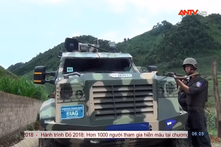 Ngoài ra, trong trận đột kích Lóng Luông (Sơn La), Bộ Tư lệnh Cảnh sát Cơ động lần đầu tiên sử dụng xe thiết giáp Guardian Tactical 4x4 do hãng IAG đến từ Các tiểu vương quốc Ả Rập thống nhất - UAE chế tạo. Đây là dòng xe chuyên dụng dành cho các nhiệm vụ tác chiến cơ động, bọc lớp giáp chống đạn, chống sức ép nổ và khả năng vượt địa hình mạnh mẽ. Ảnh: ANTV
