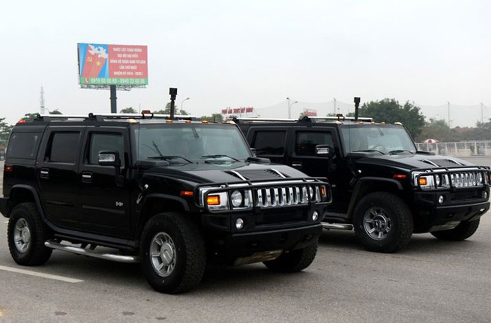 Đầu tiên là mẫu SUV chống đạn Hummer H2 do Mỹ sản xuất. Theo nhà sản xuất, toàn bộ khu vực khoang hành khách của chiếc xe được bọc thép và các vật liệu composite nhẹ có khả năng chống đạn, nó chịu được sức nổ của 10 kg TNT cách xa vài mét. Ảnh: CAND