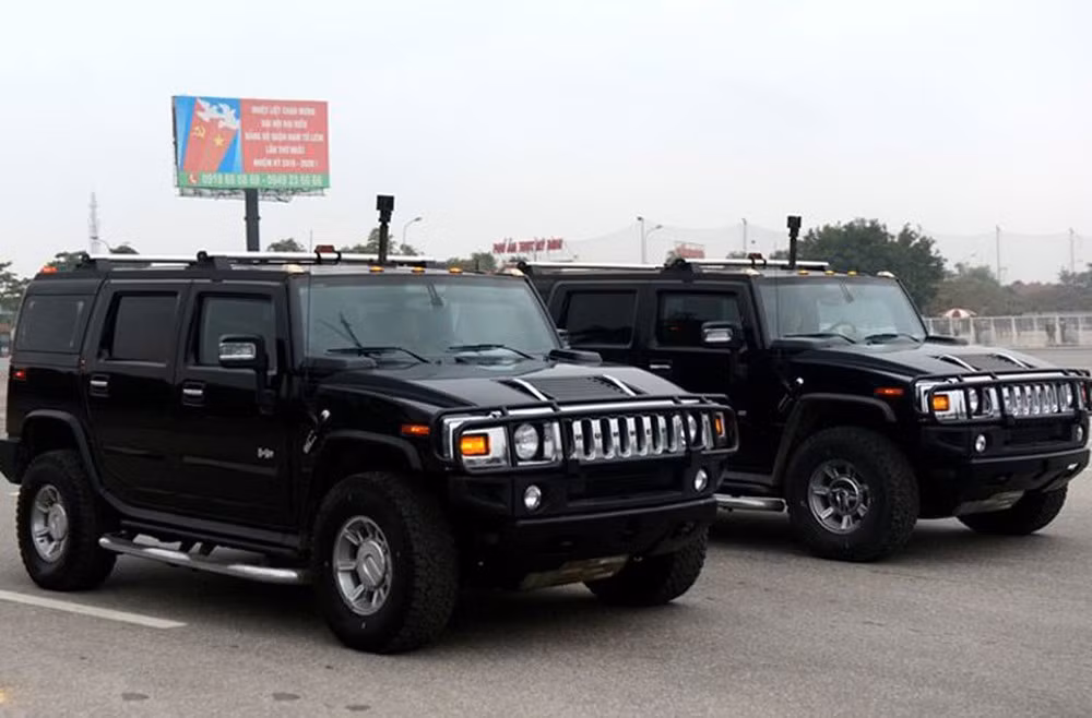 Đầu tiên là mẫu SUV chống đạn Hummer H2 do Mỹ sản xuất. Theo nhà sản xuất, toàn bộ khu vực khoang hành khách của chiếc xe được bọc thép và các vật liệu composite nhẹ có khả năng chống đạn, nó chịu được sức nổ của 10 kg TNT cách xa vài mét. Ảnh: CAND