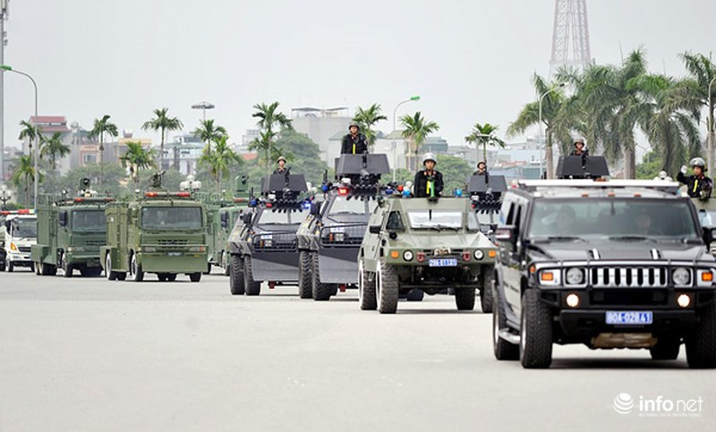 Hummer H2 trang bị động cơ chạy xăng loại 6.2 lít V8 mạnh 393 mã lực, có khả năng vượt chướng ngại vật cao 0,5 m và lội nước sâu 1 m, leo dốc 60% (31 độ) và đạt tốc độ tối đa 190 km/h. Ảnh: Infonet