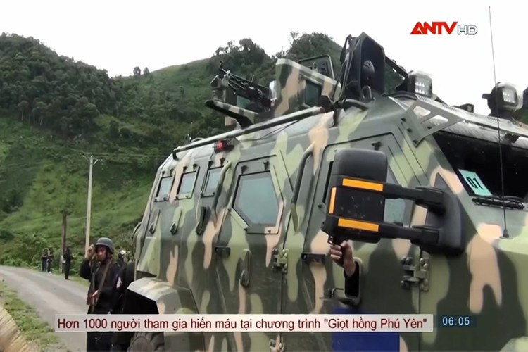 Theo thông tin từ nhà sản xuất, xe thiết giáp IAG 4x4 Guardian Tactical có khả năng chở được tối đa 10 chiến sĩ cùng kíp điều khiển 2 người trong mỗi lần ra quân tác chiến. Về vũ khí trang bị, nó được trang bị tháp súng có khả năng xoay 360 độ và có thể lắp thêm các loại vũ khí khác như tên lửa hay súng phóng lựu. Ảnh: ANTV