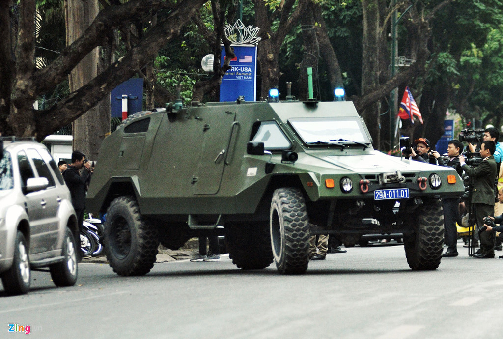 Người ta đánh giá nó là một chiếc xe bọc thép chiến đấu thực sự khi sở hữu nhiều đặc tính hiếm có như khả năng chống đạn và kháng mìn, khoang động cơ và thùng nhiên liệu tách biệt hẳn khỏi khoang chiến đấu được bọc thép toàn phần để bảo vệ kíp xe. Trong trường hợp bánh xe đè trúng mìn, vụ nổ có thể khiến bộ phận truyền động và bánh xe văng ra, nhưng thân xe bọc thép vẫn còn nguyên vẹn. Ảnh: Zing