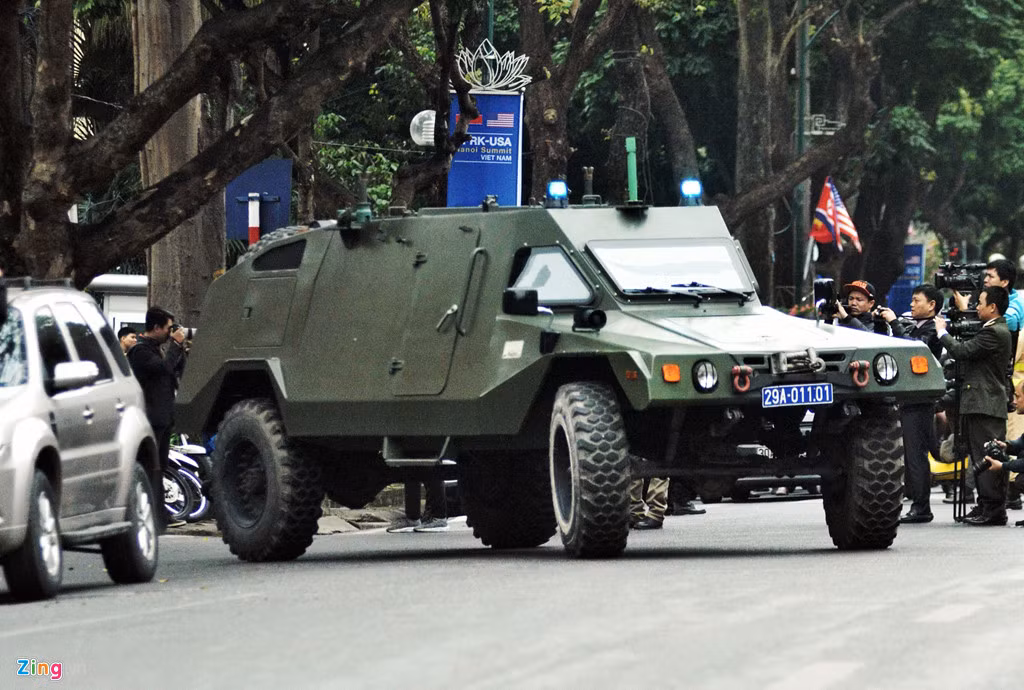 Người ta đánh giá nó là một chiếc xe bọc thép chiến đấu thực sự khi sở hữu nhiều đặc tính hiếm có như khả năng chống đạn và kháng mìn, khoang động cơ và thùng nhiên liệu tách biệt hẳn khỏi khoang chiến đấu được bọc thép toàn phần để bảo vệ kíp xe. Trong trường hợp bánh xe đè trúng mìn, vụ nổ có thể khiến bộ phận truyền động và bánh xe văng ra, nhưng thân xe bọc thép vẫn còn nguyên vẹn. Ảnh: Zing