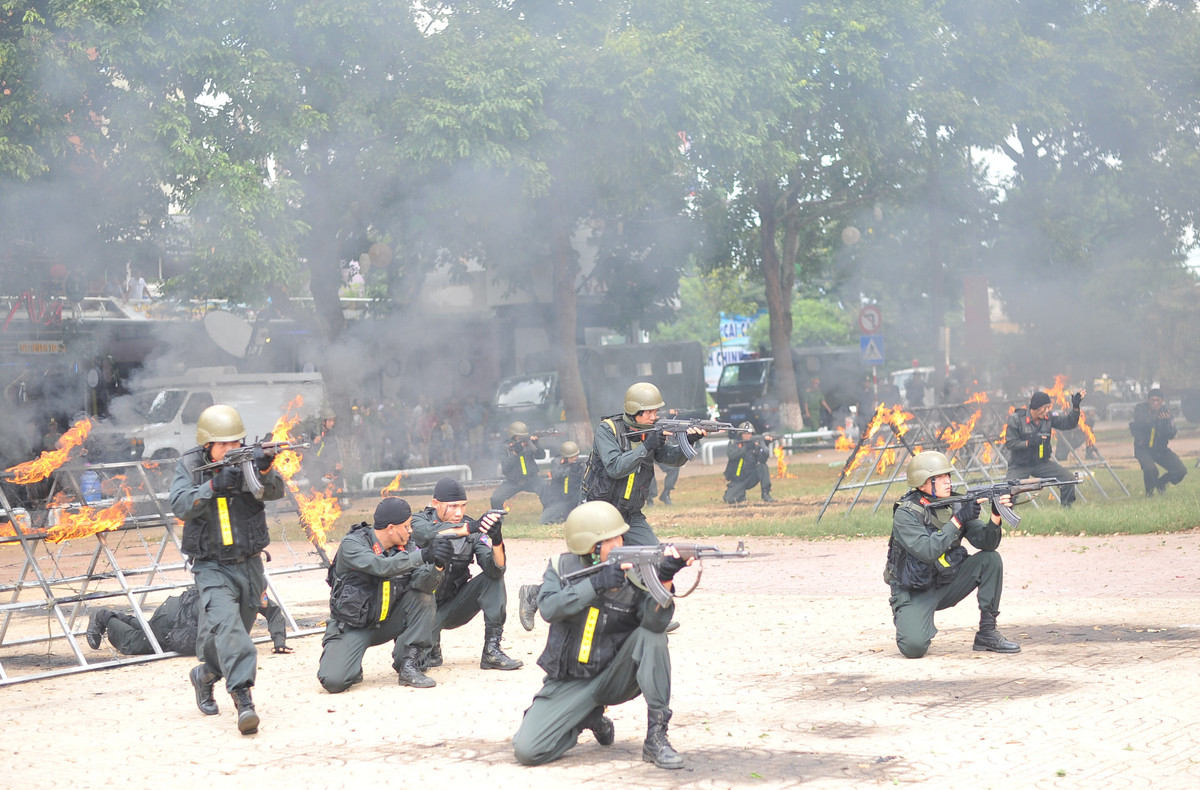 Hôm 26/8, tại Quảng trường 10-3, TP Buôn Ma Thuật, tỉnh Đắk Lắk, Bộ Công an đã tổ chức Lễ khai mạc chung kết Hội thi điều lệnh, bắn súng, võ thuật CAND lần thứ 5, năm 2019 khu vực phía Nam. Ngay trong buổi đầu, lực lượng Cảnh sát Cơ động đã trình diễn nhiều kỹ thuật chiến đấu mạnh mẽ, khiến người dân không khỏi trầm trồ thán phục. Ảnh: CAND
