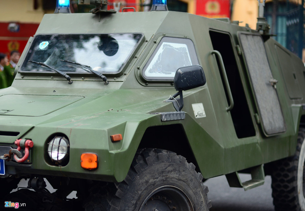 Chiếc xe có chiều cao thấp và giảm trọng lượng để tăng khả năng sống sót trên chiến trường và để khi cần có thể không vận tới các điểm nóng triển khai các nhiệm vụ đặc biệt. Lớp giáp thép công nghệ cao có khả năng kháng mìn và chống được đạn xuyên giáp cỡ 7,62mm hoặc hơn nữa theo yêu cầu cụ thể của từng khách hàng. Ảnh: Zing