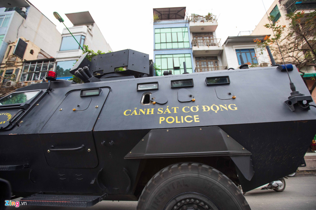 S5 có thể đạt tốc độ tối đa 100km/h trên đường bằng, mức tiêu thụ nhiên liệu 25 lít/100km, dự trữ hành trình 800km, leo dốc cao 45 độ, vượt chướng ngại vật cao 0,5m. Ảnh: Dọc hai bên hông xe đều bố trí “lỗ châu mai” để các chiến sĩ sử dụng vũ khí cá nhân chiến đấu. Ảnh: Zing