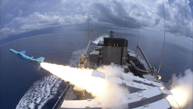 Khoảnh khắc đẹp tàu hộ vệ Kraburi phóng tên lửa hành trình C-802A. Nguồn ảnh: Thaidefence
