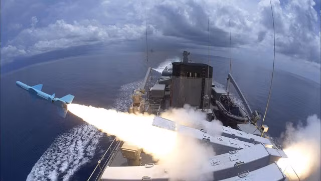 Khoảnh khắc đẹp tàu hộ vệ Kraburi phóng tên lửa hành trình C-802A. Nguồn ảnh: Thaidefence