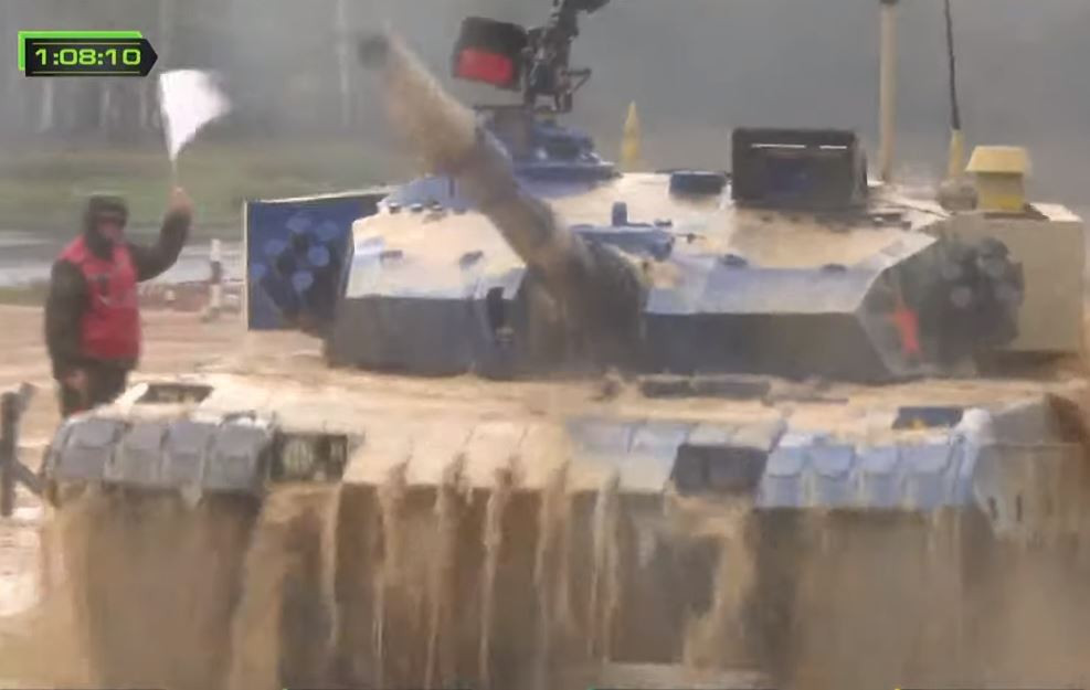 Nếu húc đổ cọc hay chạy lệch sống trâu, các đội sẽ bị phạt thêm vài phút “dừng xe kiểm tra khí tài”. Thật may, tay lái Trung Quốc khá tốt, họ không phạm lỗi nào trong quá trình đua tăng, nhưng họ phải tốn công chạy thêm khi cánh pháo thủ chơi quá kém. Nguồn ảnh: Tzvezda