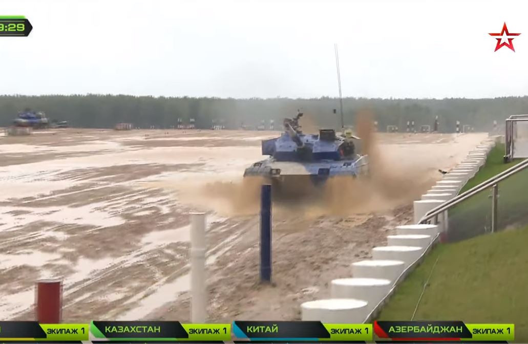 Trận bán kết 1 giữa ra trong điều kiện thời tiết xấu, mưa trắng xóa thao trường Albino, ngoại vi Moscow, toàn bộ đường đua ngập trong nước – bùn đất. Với các môn thể thao thông thường thì điều kiện này ảnh hưởng lớn tới kết quả thi đấu, nhưng với thể thao quân sự thì chuyện mưa gió là “bình thường”. Nguồn ảnh: Tzvezda