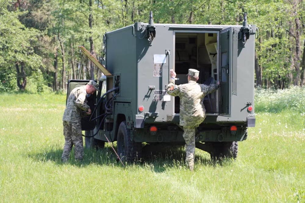 AN/TPQ-36 là hệ thống radar được điều khiển bằng điện tử, nghĩa là anten radar không thực sự quay khi hoạt động, tuy nhiên việc này có thể thực hiện với thao tác bằng tay. Nguồn ảnh: Bmpd