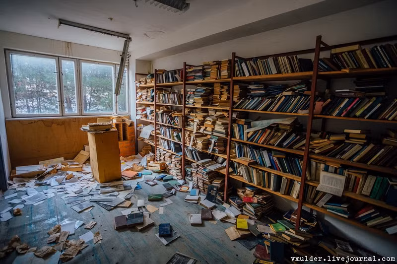 Thư viện với chồng sách tuyệt mật nhìn trông rất mới. Nguồn ảnh: vmulder