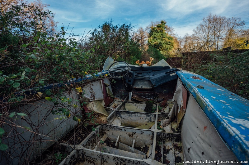 Trước đấy, hầu như không một người dân nào biết tới hay là được phép tới gần nơi đây. Và giờ thì họ cũng khá sợ hãi, đơn giản nơi này chẳng khác nào căn cứ “ma”. Nguồn ảnh: vmulder