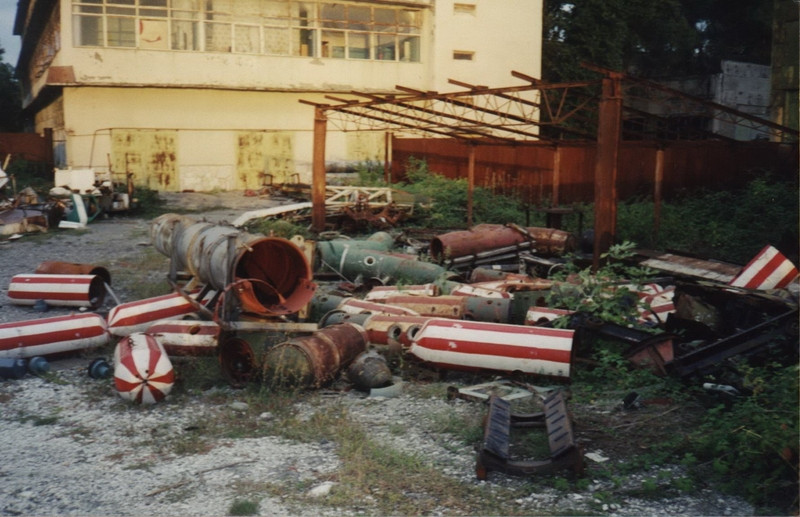 Các linh kiện gồm cả vỏ ngư lôi bị bỏ lại không thương tiếc. Nguồn ảnh: vmulder