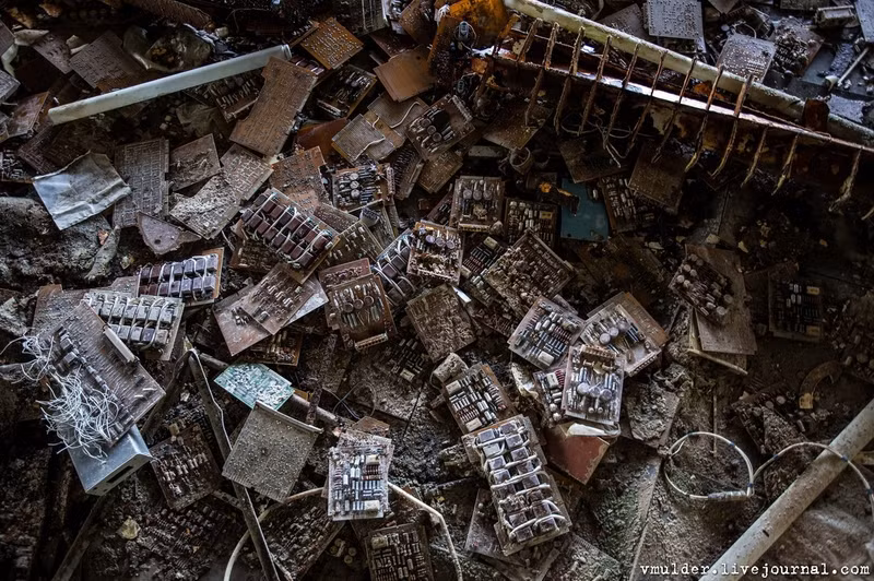 Các vi mạch điện tử từng là những thứ tuyệt mật nhất nay chỉ là sắt vụn vứt đi không ai muốn lấy. Nguồn ảnh: vmulder