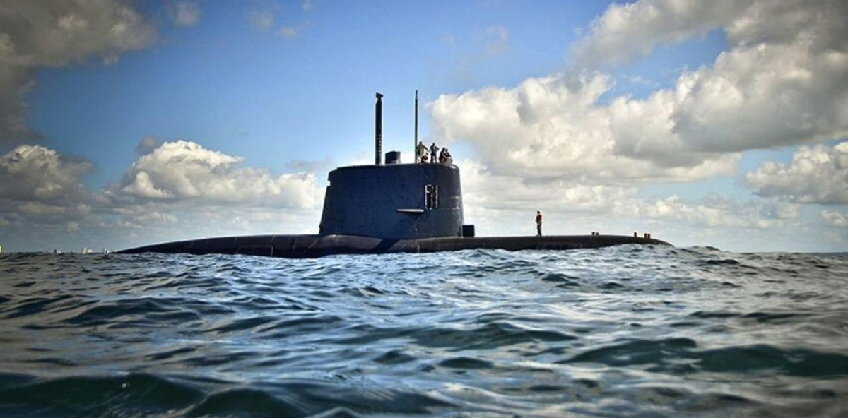 Tàu ngầm San Juan là một trong các tàu ngầm lớp Santa Cruz hay là đề án TR-1700 do Đức chế tạo cho Argentina từ những năm 1980. Tàu có lượng giãn nước toàn tải khi lặn 2.336 tấn, dài 67,3m, thủy thủ đoàn 37 người, hỏa lực có 6 ống phóng ngư lôi và 20 quả ngư lôi dự trữ. Nguồn ảnh: SAPEI