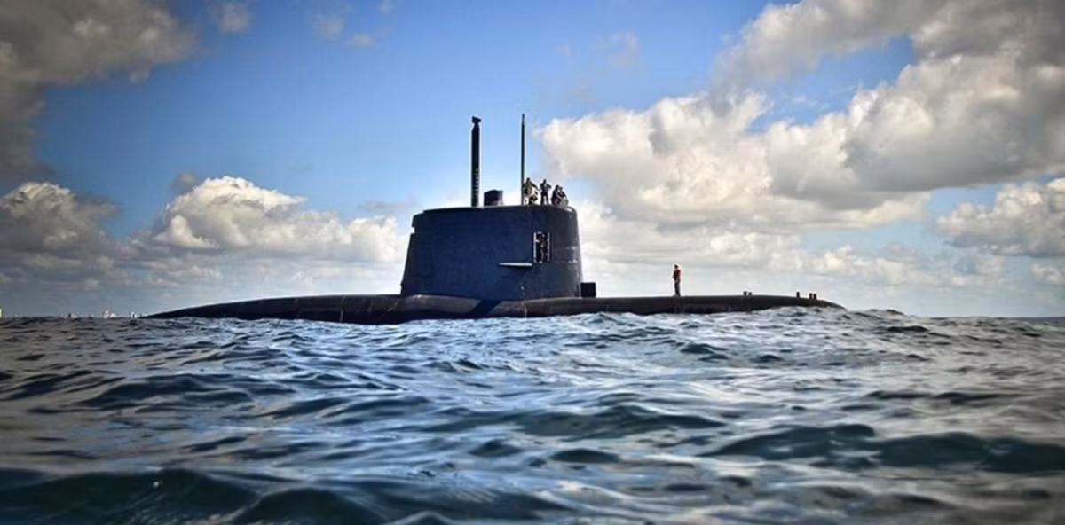 Tàu ngầm San Juan là một trong các tàu ngầm lớp Santa Cruz hay là đề án TR-1700 do Đức chế tạo cho Argentina từ những năm 1980. Tàu có lượng giãn nước toàn tải khi lặn 2.336 tấn, dài 67,3m, thủy thủ đoàn 37 người, hỏa lực có 6 ống phóng ngư lôi và 20 quả ngư lôi dự trữ. Nguồn ảnh: SAPEI