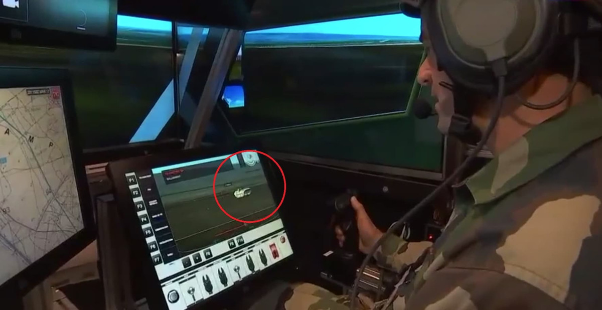 Trong đoạn video phóng sự, các binh sĩ sử dụng thiết bị điều khiển từ trong xe để điều khiển hệ thống vũ khí tự động trên nóc xe Griffon đối phó với mục tiêu BMP-2. Nguồn ảnh: TF1