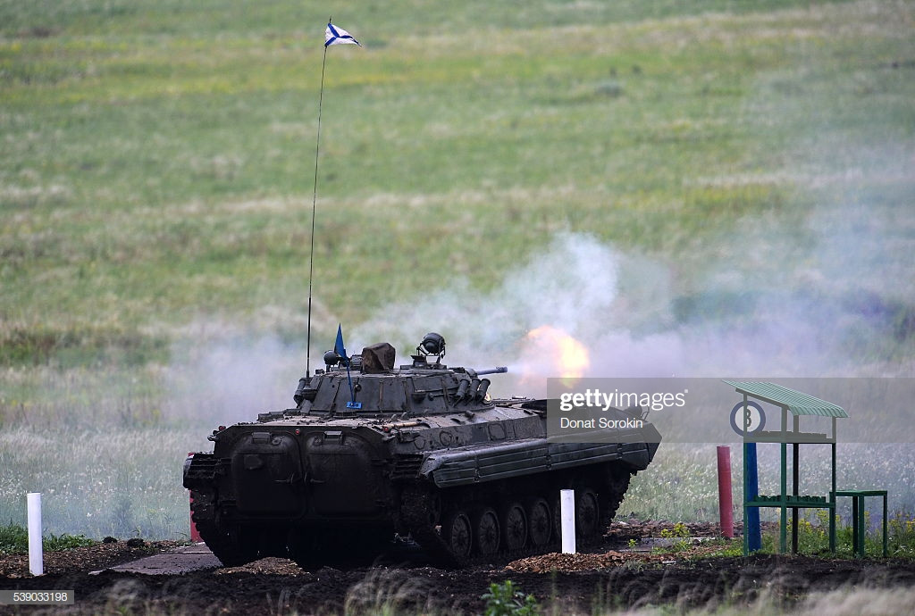 Pháo tự động 2A42 30mm trên BMP-2 có thể bắn những viên đạn xuyên 15-25mm thép đồng nhất ở góc chạm 60 độ cách 1.500mm. Hiện chưa rõ tham số giáp bảo vệ của Griffon nhưng chắc chắn không quá dày tới mức kháng được những viên đạn 30m. Mà nếu có thì Griffon cũng khó lòng sống sót sau các phát đạn tên lửa từ BMP-2. Nguồn ảnh: Getty Images