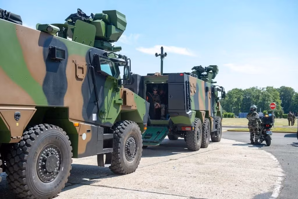 Griffon nặng 25 tấn, rộng 2,5m, cao 3m, kíp xe 2 người và chở được 8 binh sĩ với cửa đổ bộ nằm phía đuôi. Xe trang bị động cơ 400hp cho tầm hoạt động 800km, tốc độ tối đa 110km/h. Nguồn ảnh: Armée de terre