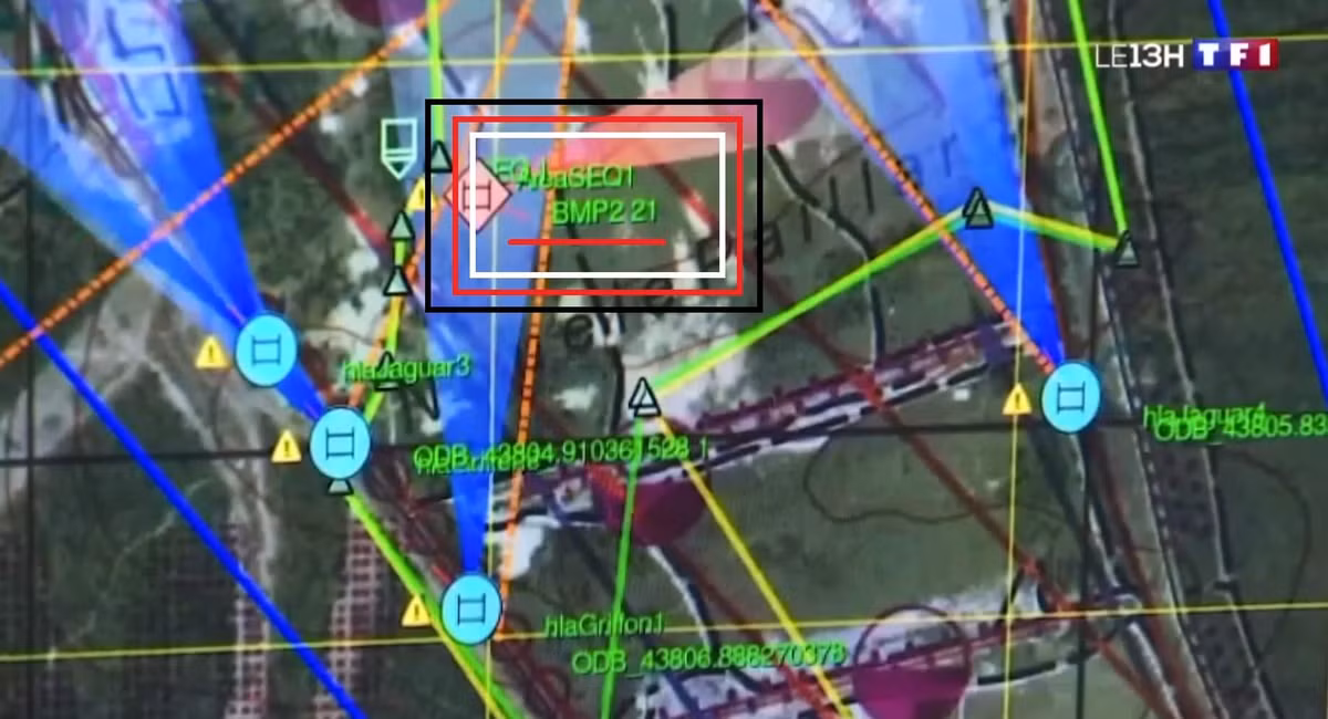 Đáng chú ý, kênh TF1 công bố đoạn phim cho thấy kíp xe thiết giáp Griffon huấn luyện sử dụng vũ khí để đối phó với xe chiếu đấu bộ binh kiểu BMP-2 phổ biến của Nga. Nguồn ảnh: TF1