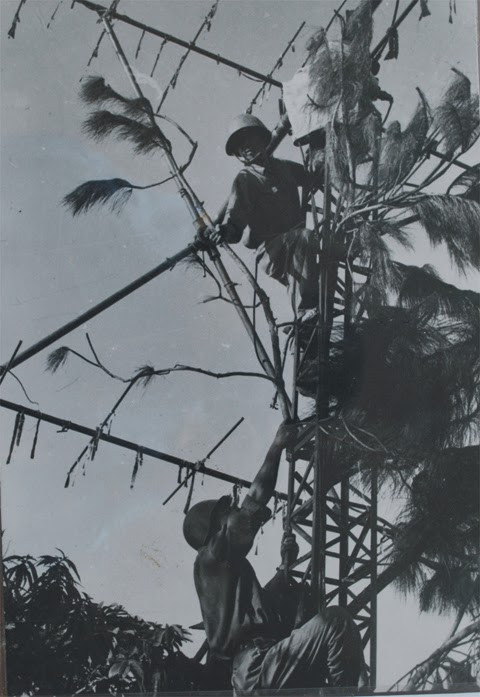 Đặc biệt, chỉ 2 ngày sau đó, bộ đội radar Việt Nam đã lập chiến công đầu tiên mở ra hàng loạt “thành tích lớn” trong sự nghiệp chiến đấu và giải phóng đất nước khỏi giặc ngoại xâm. Theo đó, 0 giờ sáng ngày 3/3/1959, chỉ huy Trung đoàn 260 đã quyết định cho Đại đội 4 mở máy trực ban chiến đấu… Nguồn ảnh: QĐND