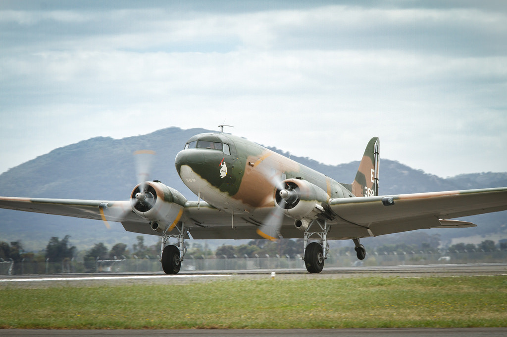 Mặc dù là một thiết kế lỗi thời vào thời điểm Mỹ chính thức xâm lược Việt Nam, tuy nhiên rất lạ lùng là C-47 lại được sử dụng rộng rãi hơn cả các dòng máy bay mới như C-130. Ở Việt Nam, nó được sử dụng rất phổ biến với vai trò vận tải hàng hóa, chở lính (gồm cả quân nhảy dù)… Nguồn ảnh: Wikipedia