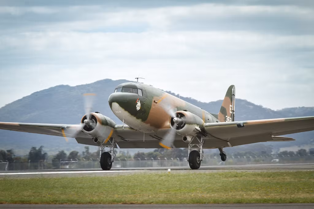 Mặc dù là một thiết kế lỗi thời vào thời điểm Mỹ chính thức xâm lược Việt Nam, tuy nhiên rất lạ lùng là C-47 lại được sử dụng rộng rãi hơn cả các dòng máy bay mới như C-130. Ở Việt Nam, nó được sử dụng rất phổ biến với vai trò vận tải hàng hóa, chở lính (gồm cả quân nhảy dù)… Nguồn ảnh: Wikipedia