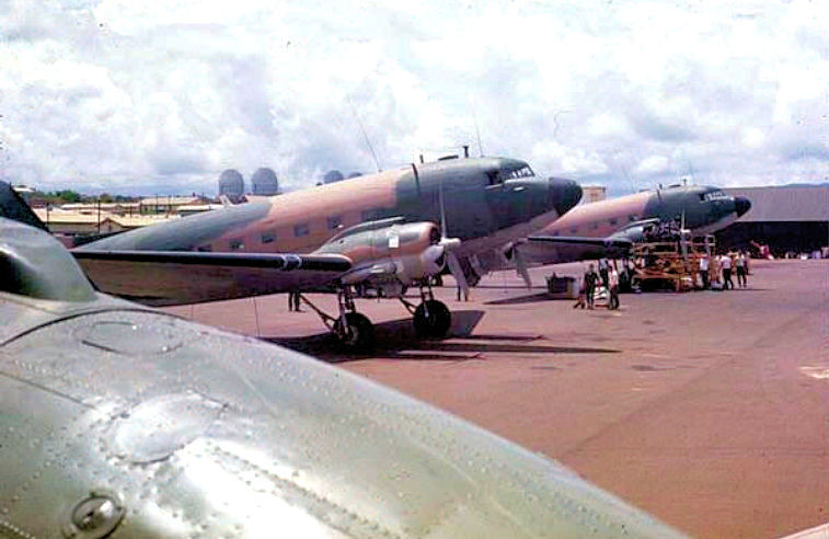 Thậm chí, năm 1964, C-47 còn được Không quân Mỹ cải tiến thành "chiến đấu cơ hạng nặng" AC-47 Spooky thực hiện các chiến dịch càn quét vào khu vực mà chúng nghi có quân giải phóng miền Nam hay các tuyến đường tiếp viện chiến lược như đường Trường Sơn. Nguồn ảnh: Wikipedia