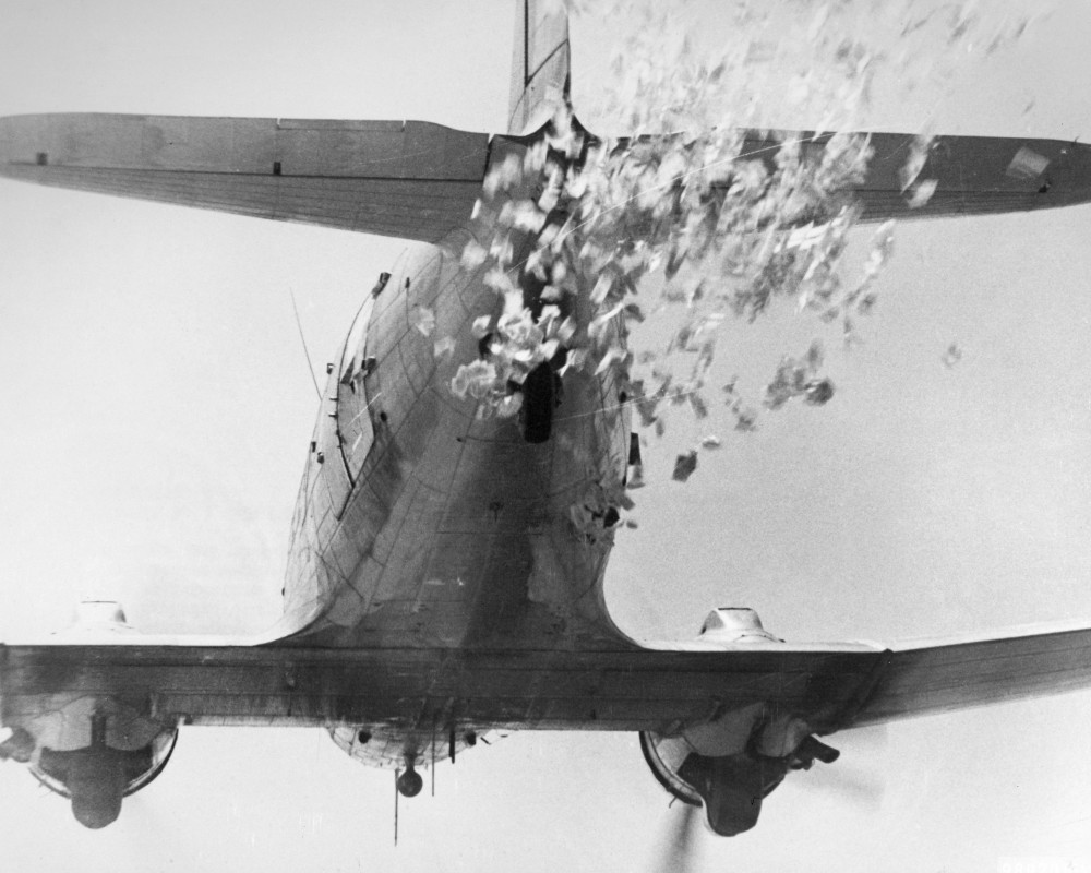 Hay các nhiệm vụ như rải truyền đơn phục vụ các âm mưu thâm độc của quân xâm lược… Nguồn ảnh: Wikipedia