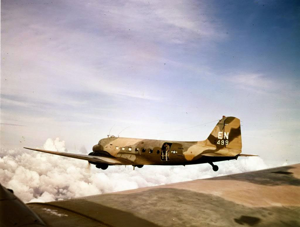 Chỉ 15 phút sau, kíp trắc thủ phát hiện chính xác một chiếc máy bay C-47 từ biên giới Việt – Lào xâm phạm vùng trời phía Tây tỉnh Thanh Hóa. Đây là lần đầu tiên Bộ đội Ra đa Việt Nam phát hiện được tín hiệu máy bay địch. Nguồn ảnh: Wikipedia