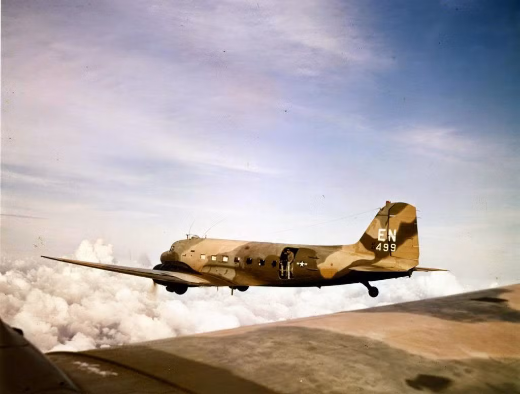 Chỉ 15 phút sau, kíp trắc thủ phát hiện chính xác một chiếc máy bay C-47 từ biên giới Việt – Lào xâm phạm vùng trời phía Tây tỉnh Thanh Hóa. Đây là lần đầu tiên Bộ đội Ra đa Việt Nam phát hiện được tín hiệu máy bay địch. Nguồn ảnh: Wikipedia