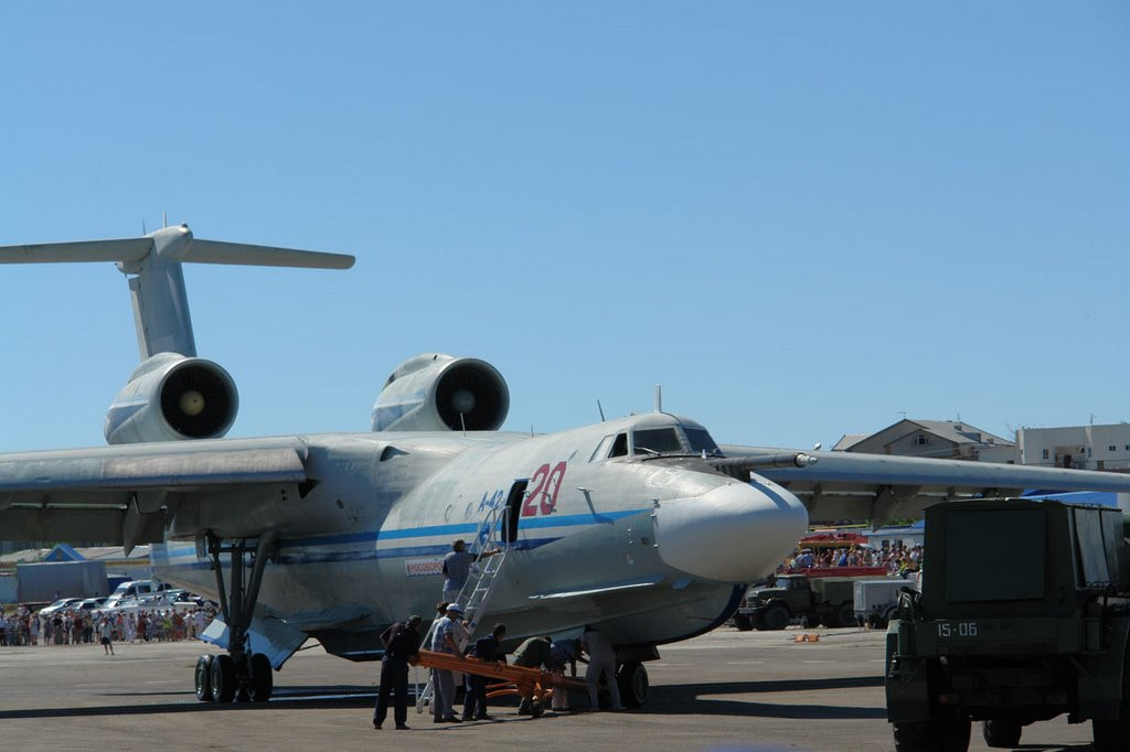 Theo Beriev, A-40/42 có chiều dài 43,84m, sải cánh 41,62m, cao 11m, trọng lượng cất cánh tối đa 86 tấn. Máy bay trang bị hai động cơ turbofan D-30KPV kết hợp với hai động cơ turbojet RD36-35 tăng lực cất cánh vì máy bay quá lớn, tốc độ tối đa 800km/h, trần bay 9.700m, chạy đà cất cánh trên mặt nước cần 2.000m, hạ cánh chỉ cần 900m. Ảnh: Wikipedia