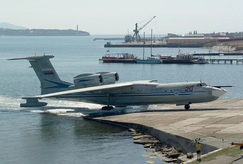 Theo nhà thiết kế, đã có kế hoạch tích hợp ít nhất 3 quả ngư lôi Orlan hoặc 6 tên lửa dẫn đường Korrshun trong khoang bom và có thể mang thêm tên lửa Kh-35 Uran ở giá treo trên cánh. Đây có lẽ sẽ trở thành phương án triển khai vũ khí trên A-42 hiện đại hóa. Ảnh: Wikipedia