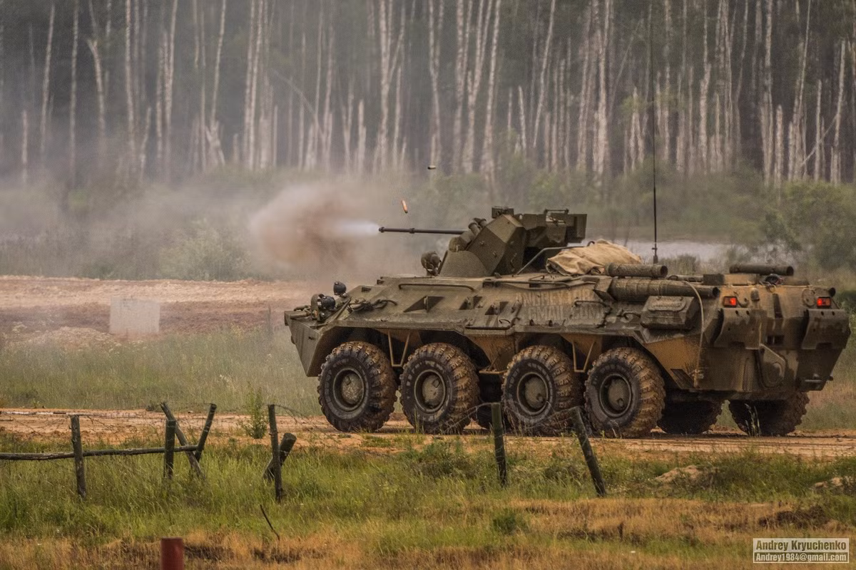 Hỏa lực chính của BTR-82A là pháo tự động ổn định toàn phần 2A72 cỡ 30mm có tốc độ bắn lên tới 330 phát/phút, tầm bắn hiệu quả với mục tiêu thiết giáp là 1,5km, tầm bắn hiệu quả với mục tiêu bộ binh khi dùng đạn nổ phá mảnh là 2km. Nguồn ảnh: Andrey Kryuchenko