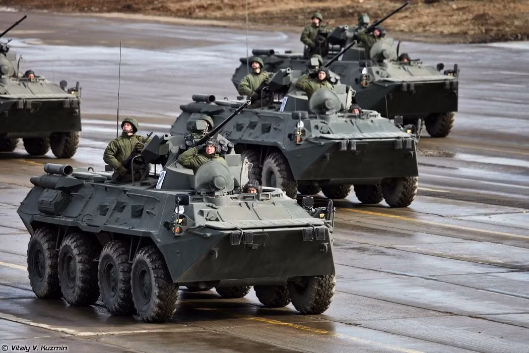 BTR-82A là phiên bản mới nhất và hiện đại nhất của dòng xe thiết giáp chở quân BTR-80 được phát triển cuối thời Liên Xô. Những chiếc BTR-82A đầu tiên bắt đầu gia nhập Quân đội Nga từ năm 2013. Từ đó tới nay, nó liên tục được sản xuất trang bị tạm thời cho các lực lượng vũ trang Nga trong khi chờ dòng xe thiết giáp mới hơn như Bumerang phát triển. Nguồn ảnh: Vitaly-Kuzmin