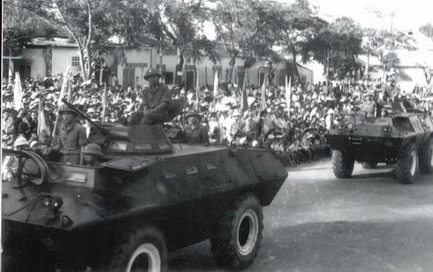 Sau ngày 30/4, các xe V-100 chiến lợi phẩm được QĐND Việt Nam biên chế cho các đơn vị trinh sát thuộc Quân khu 7 và Quân khu 9 làm nhiệm vụ bảo vệ tổ quốc mà nhất là việc chúng ta phải điều quân tình nguyện sang Campuchia hỗ trợ nhân dân nước bạn thoát khỏi họa diệt chủng Ponpot. Ảnh tư liệu