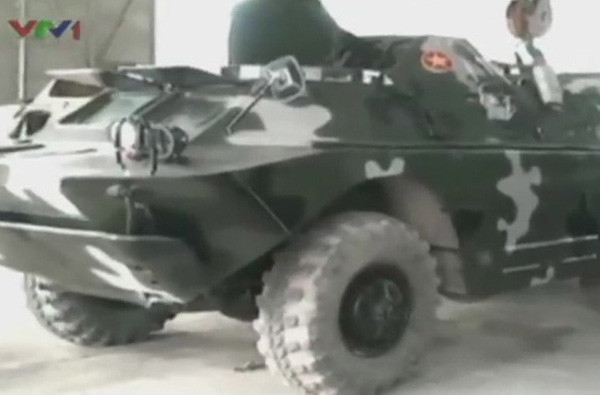 Chỉ trong vòng 6 tháng, những chiếc V-100 đầu tiên đã hoàn thành và bắt đầu thử nghiệm. Mẫu xe sau khi nâng cấp, các tính năng kỹ thuật đều cao hơn xe nguyên bản, đảm bảo độ bền, tin cậy. Đặc biệt, tổng chi phí nâng cấp chỉ khoảng vài trăm triệu đồng/chiếc, tiết kiệm đáng kể ngân sách nhà nước thay vì hợp đồng nước ngoài nâng cấp. Ảnh: VTV1