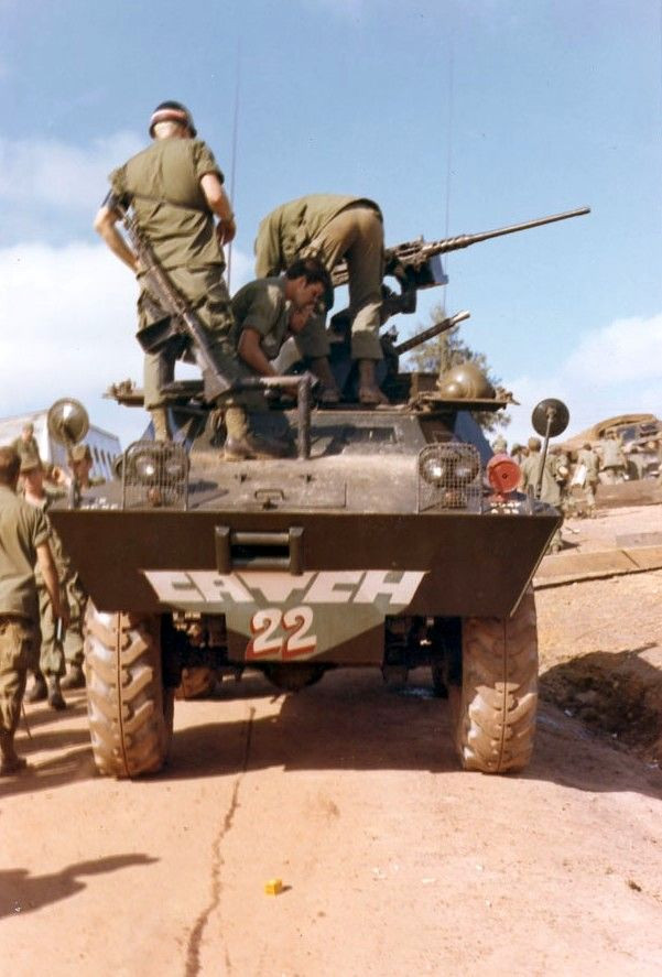 V-100 là thế hệ đầu của dòng xe thiết giáp có khả năng lội nước Cadillac Gage Commando do hãng Cadillac Gage sản xuất cho Quân đội Mỹ từ năm 1962 phục vụ vai trò tuần tra, hộ tống. Tháng 11/1963, lô đầu tiên được chuyển sang miền Nam Việt Nam thử nghiệm đánh giá. Ảnh: Wikipedia