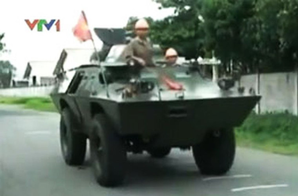 Chỉ biết rằng, hồi năm 2014, VTV1 lên phóng sự nói về việc nhà máy Z751 đã thực hiện đề tài nâng cấp thành công V-100 kéo dài thời gian sử dụng. Cụ thể, sau nâng cấp, V-100 được thay thế động cơ xăng bằng động cơ diesel, nâng cấp hệ thống phanh thủy lực, lắp đặt camera quan sát đêm, thay thế máy thông tin loại mới, thiết kế lại hệ thống điện, thay thế vũ khí Mỹ bằng vũ khí của Nga. Ảnh: VTV1