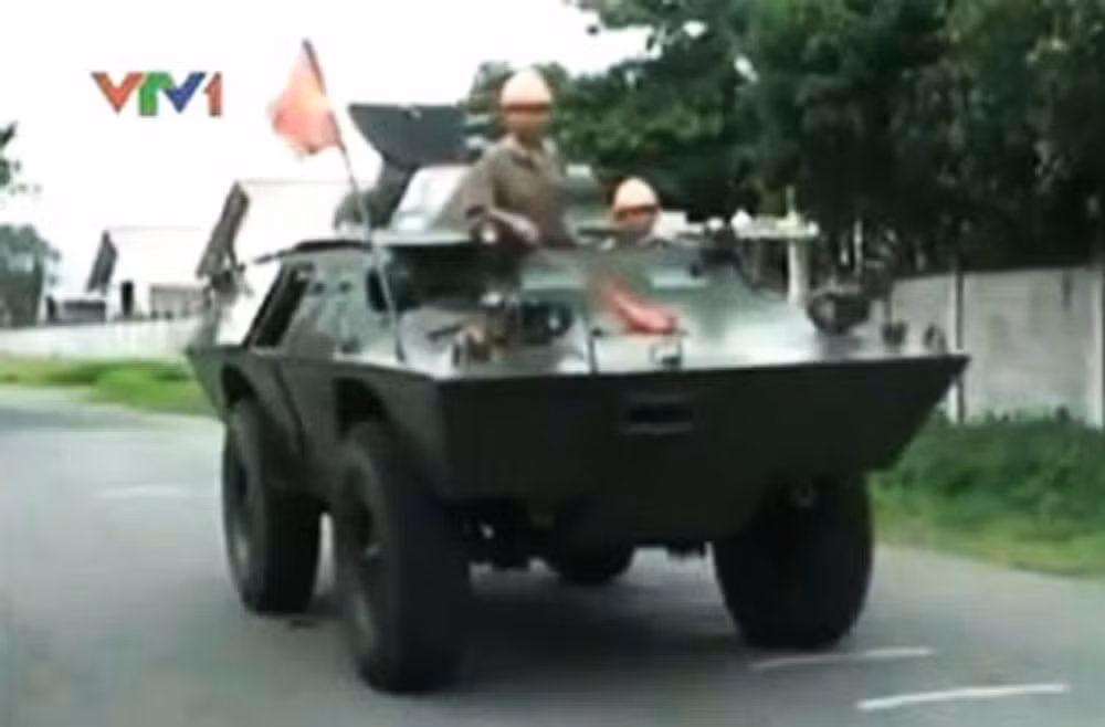 Chỉ biết rằng, hồi năm 2014, VTV1 lên phóng sự nói về việc nhà máy Z751 đã thực hiện đề tài nâng cấp thành công V-100 kéo dài thời gian sử dụng. Cụ thể, sau nâng cấp, V-100 được thay thế động cơ xăng bằng động cơ diesel, nâng cấp hệ thống phanh thủy lực, lắp đặt camera quan sát đêm, thay thế máy thông tin loại mới, thiết kế lại hệ thống điện, thay thế vũ khí Mỹ bằng vũ khí của Nga. Ảnh: VTV1