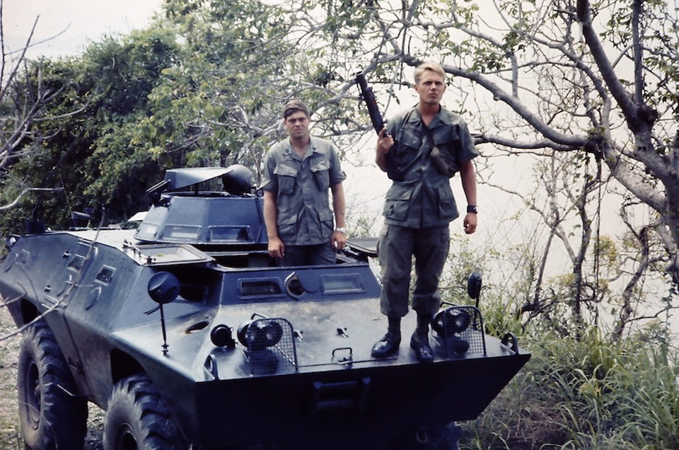 Đáng lưu tâm, V-100 là một trong những dòng xe thiết giáp hạng nhẹ mà ta thu giữ được số lượng lớn sau ngày 30/4/1975 và tái trang bị cho lực lượng vũ trang làm nhiệm vụ bảo vệ Tổ quốc từ đó tới nay. Ảnh: Wikipedia