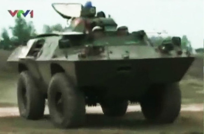 Sau hàng chục năm sử dụng, việc xe thiết giáp xuống cấp hư hỏng là điều khó tránh khỏi thế nên việc nâng cấp, cải tiến chúng là việc dĩ nhiên. Rất tiếc là hiện không rõ chúng ta đã thực hiện những cải tiến gì với xe V-100. Ảnh: VTV1
