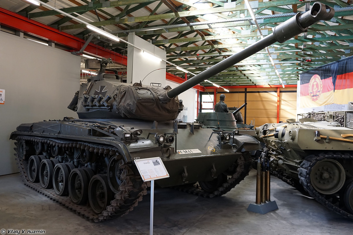 Các phần trưng bày ở Deutsches Panzermuseum Munster được phân khu rõ ràng theo từng giai đoạn với chú thích đầy đủ. Trong ảnh là xe tăng hạng nhẹ M41 Bulldog được Mỹ viện trợ cho Tây Đức sử dụng trong chiến tranh Lạnh. Giai đoạn đầu Tây Đức chủ yếu dùng các dòng tăng do Mỹ cung cấp gồm M41, M47, M48. Nguồn ảnh: Vitaly-Kuzmin