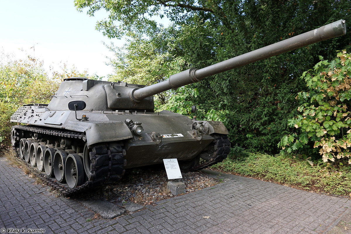 Mãi tới giữa những năm 1960, lực lượng vũ trang Tây Đức bắt đầu đưa vào trang bị dòng xe tăng của riêng mình – Leopard 1. Đây được xem là mẫu tăng đầu tiên được nước Đức chế tạo sau CTTG 2. Nguồn ảnh: Vitaly-Kuzmin