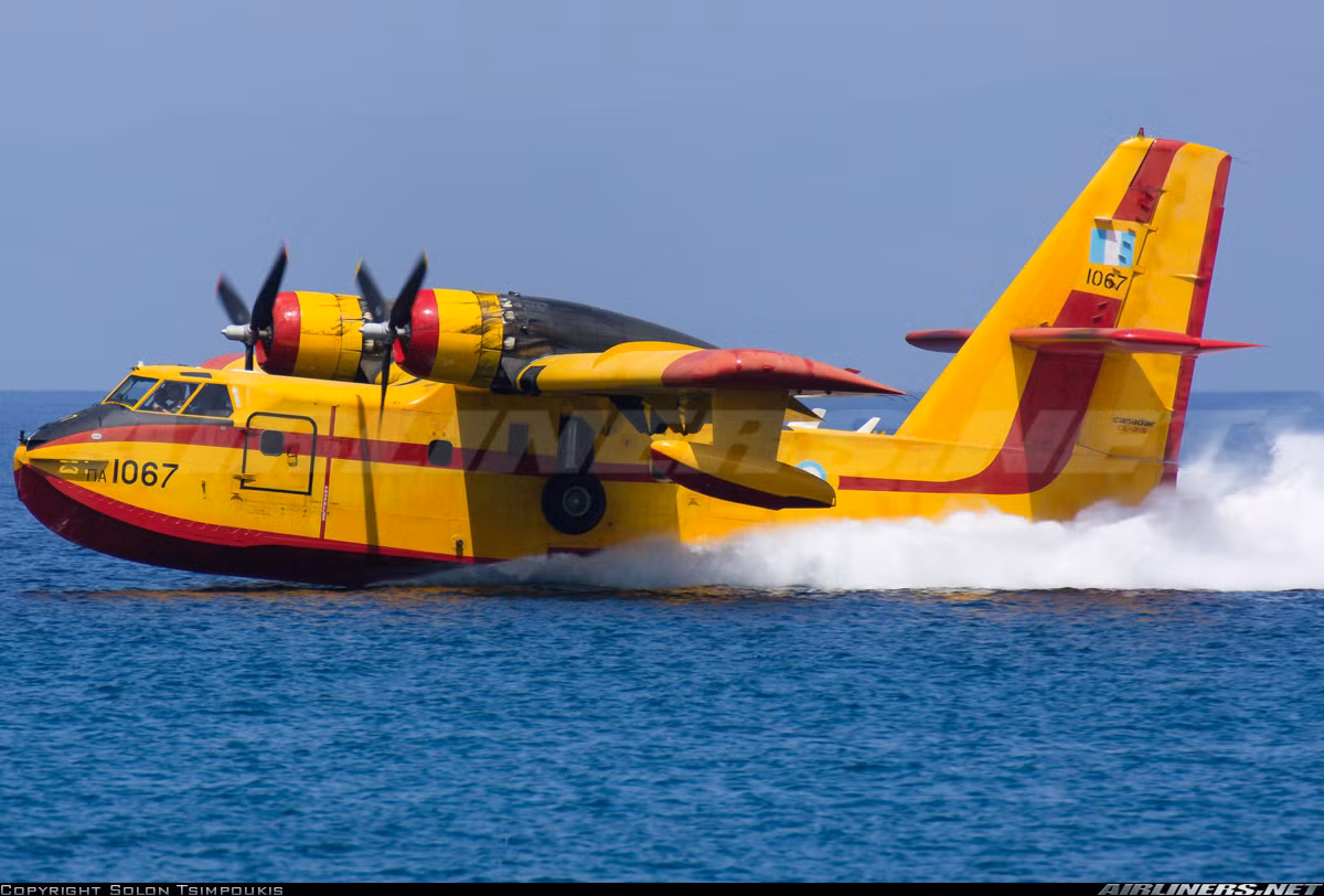 Cả hai mẫu CL-415EAF và CL-515 đều thuộc dòng thủy phi cơ đa năng CL-215 được sản xuất từ cuối những năm 1960. Trong đó, bản CL-415 trang bị dộng cơ tuốc bin cánh quạt Pratt &amp; Whitney giúp tăng đáng kể tải trọng, tầm bay... Nguồn ảnh: Airliners.net