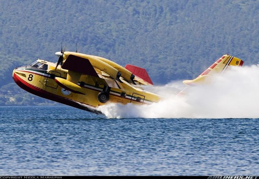 Còn thủy phi cơ CL-515 là phiên bản tái sản xuất từ CL-415EAF với một số cải tiến, bản này mới được chính phủ Canada chấp thuận cho sản xuất từ tháng 5/2018. Nguồn ảnh: Airliners.net