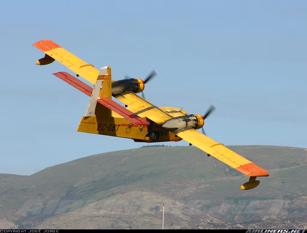 Máy bay có chiều dài 20,4m, sải cánh 28,38m, cao 9,01m, trọng lượng rộng 13,6 tấn, trọng lượng cất cánh tối đa 19,8 tấn. Thân phi cơ làm kín nước cho phép nó nổi tốt trên mặt nước. Nguồn ảnh: Airliners.net