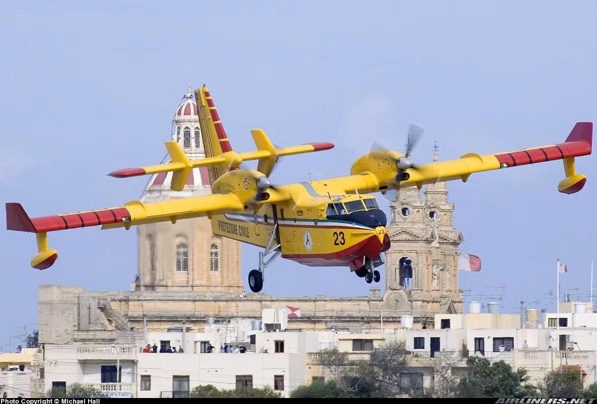 Theo Viking Air, Indonesia sẽ nhận được 7 chiếc CL-series gồm: 6 CL-515 và 1 CL-415EAF. Tất cả đều được thiết kế cho vai trò vận tải và đặc biệt là chữa cháy rừng hoặc vùng cháy diện rộng mà phương tiện cứu hỏa thông thường không thể khống chế nổi. Nguồn ảnh: Airliners.net